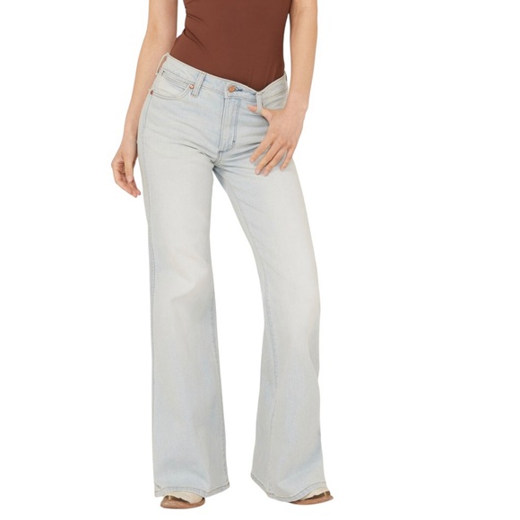 NWT WRANGLER Wanderer Mid Rise Light Wash Flare Jeans - Picture 3 of 15
